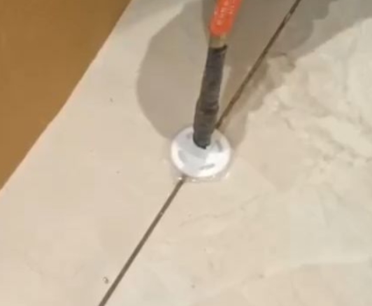 晋州瓷砖空鼓维修公司专业解答瓷砖在铺贴过程中，如果没有涂抹均匀到位的粘结材料（如水泥砂浆或瓷砖胶），可能会导致以下问题