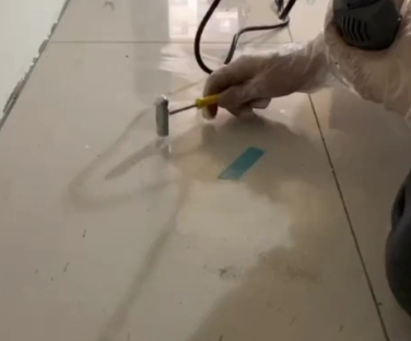 晋州瓷砖开裂维修公司专业分享瓷砖在铺贴前如果没有沥干水分，将会导致以下问题